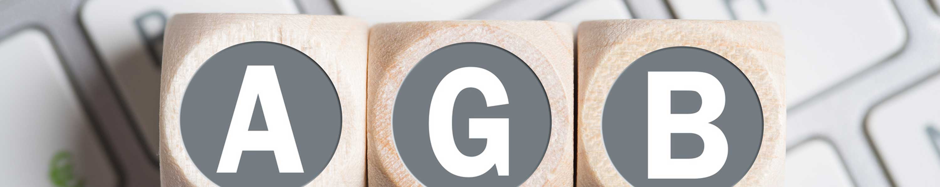 Holzwürfel mit Buchstaben auf Tastatur