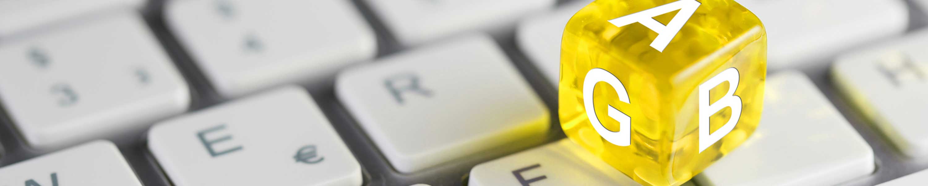 gelber Würfel transparent auf Tastatur