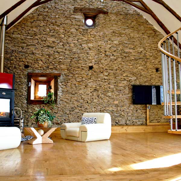 Steinwand Wohnzimmer Dachschräge