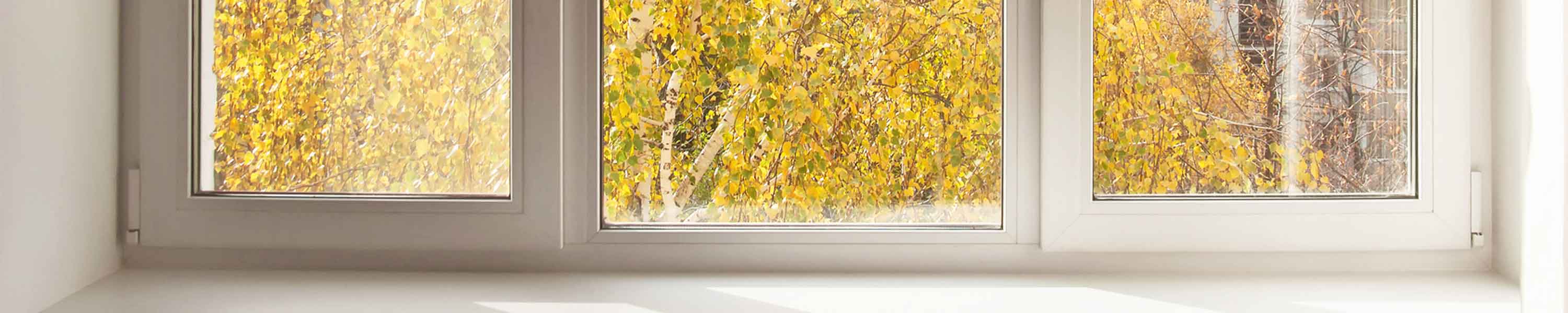 weißes Fenster mit Fensterbank