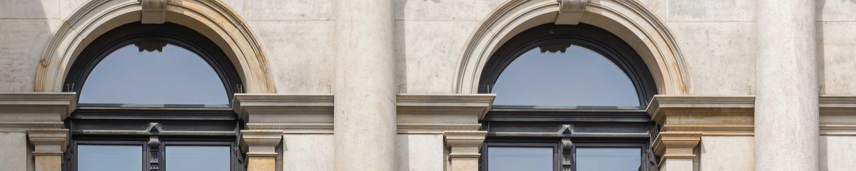 Fenster mit Rundbogen und Sprossen im Altbau